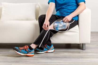 ehaFlex_Therapiehose_Beinbeutel_Sofa